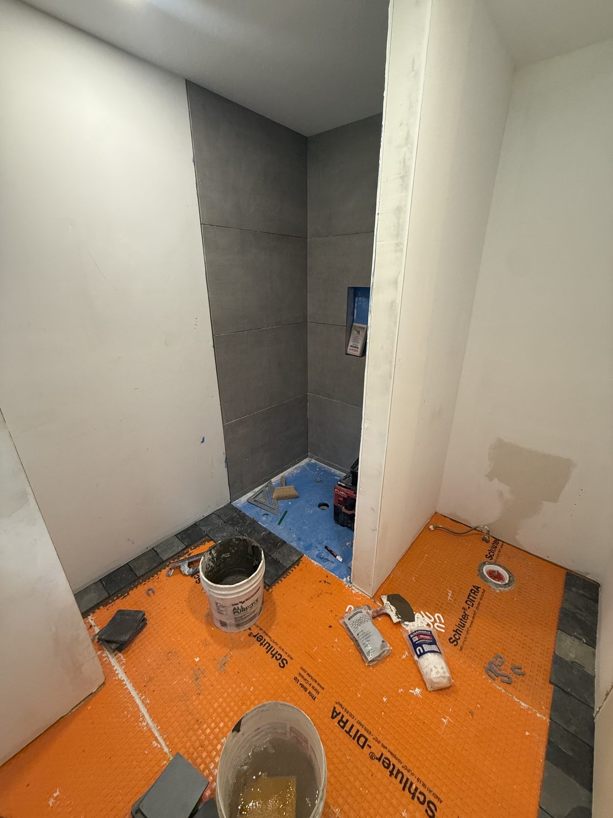 Uncoupling membrane set on the floor.